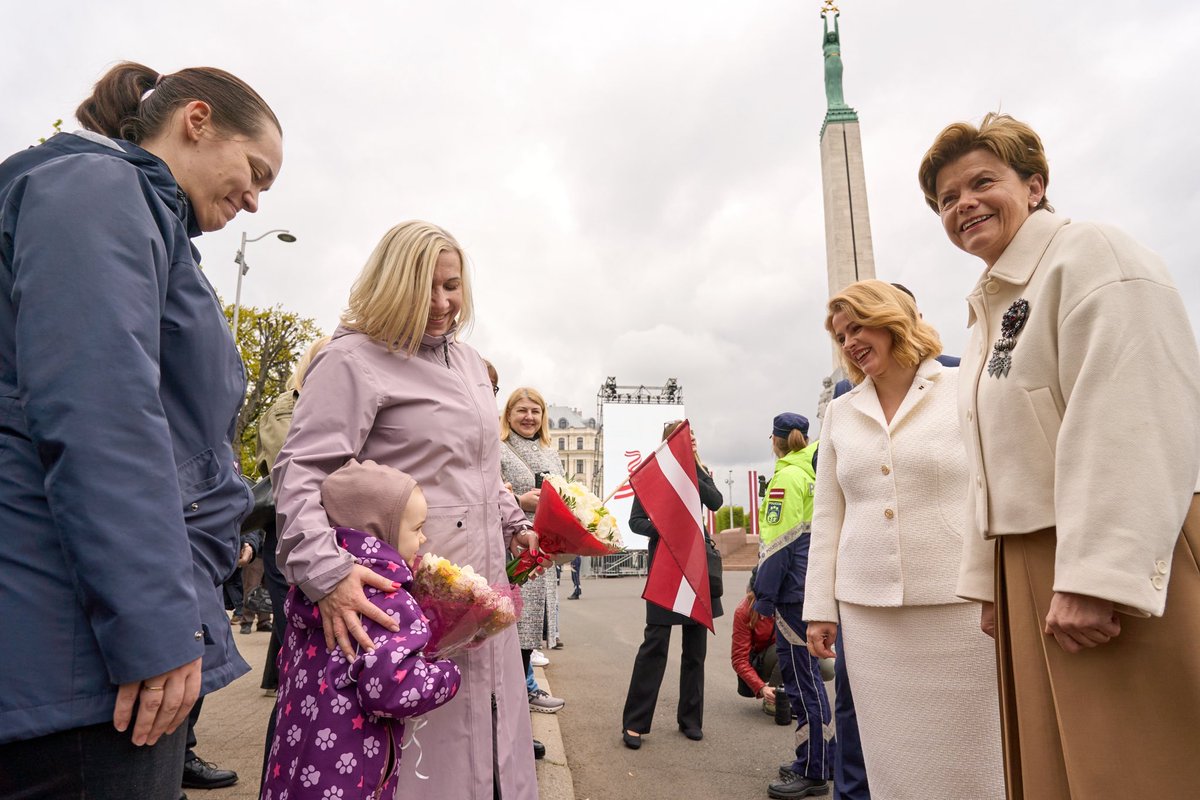 Ziedu nolikšana pie Brīvības pieminekļa par godu Latvijas Republikas Neatkarības atjaunošanas 35. gadadienai.