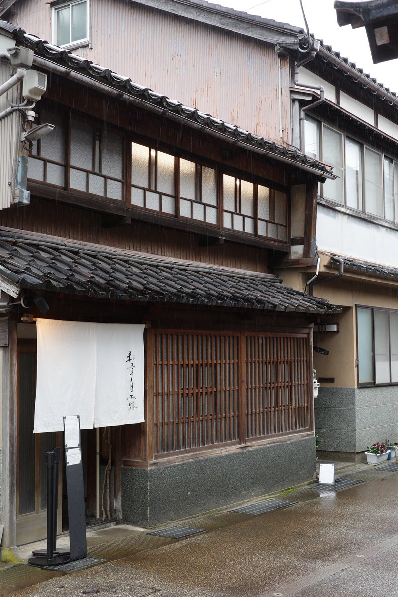 和栗を知り尽くした職人が生み出す和栗専門カフェ「和栗白露」（石川・金沢）が好みすぎた。築100年の町家をリノベーションした和の趣とモダンの融合した店内。目の前で絞られるモンブランパフェと、和栗アイスが入った最中が手が止まらなくなるほど美味しすぎた！
