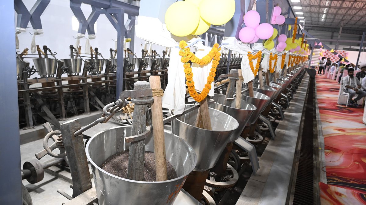 आज "राइर्जिंग राजस्थान" के तहत पिलानी के मोरवा में श्री रघुवीर जी पारीक के मै. लक्ष्मी फ्लोर एंड ऑयल मिल्स (LFOM) के उद्घाटन समारोह   प्रदेशाध्यक्ष मदनलाल राठौड़ जी  साथ शामिल होकर स्थानीय उद्यमिता को प्रोत्साहन देने वाले इस प्रयास का शुभारंभ किया।