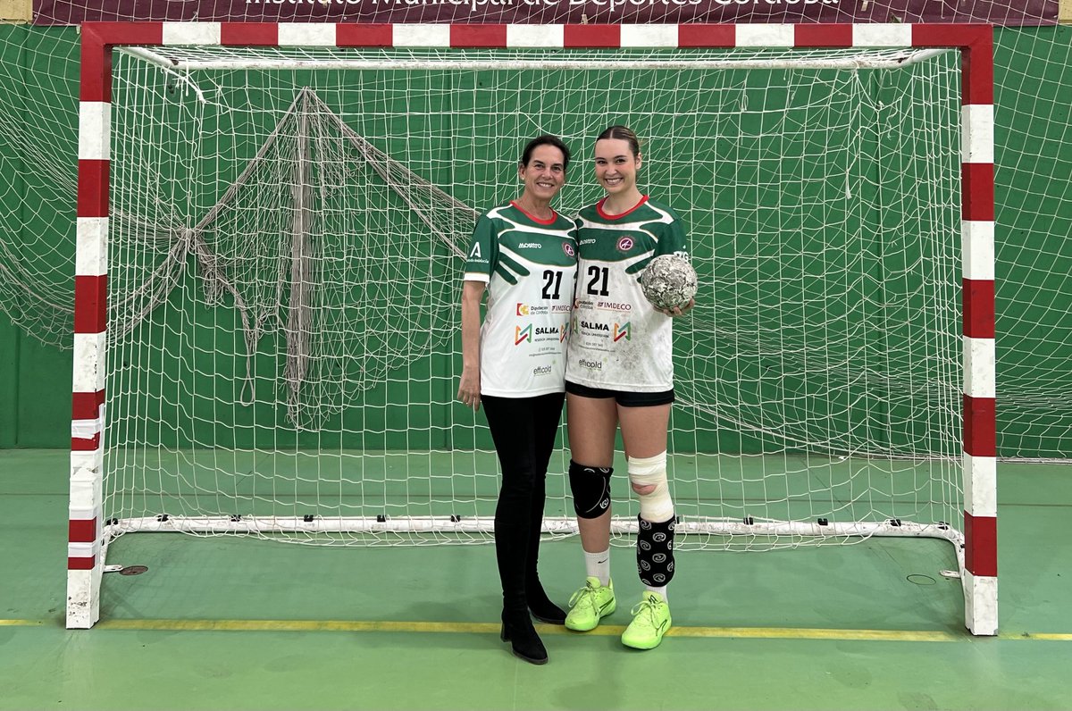 📸 Con <a href="/FABM_Malaga/">FABM Málaga</a> compartimos la foto de Bárbara Calero junto a su hija mayor Bárbara, aunque en la instantánea falta Mónica, su otra 'retoña' balonmanera 🤪

👉 Bárbara Calero es responsable de la Comisión del Menor de FABM, así como del Área de la Mujer en <a href="/FABM_Malaga/">FABM Málaga</a> 🟢

♥️