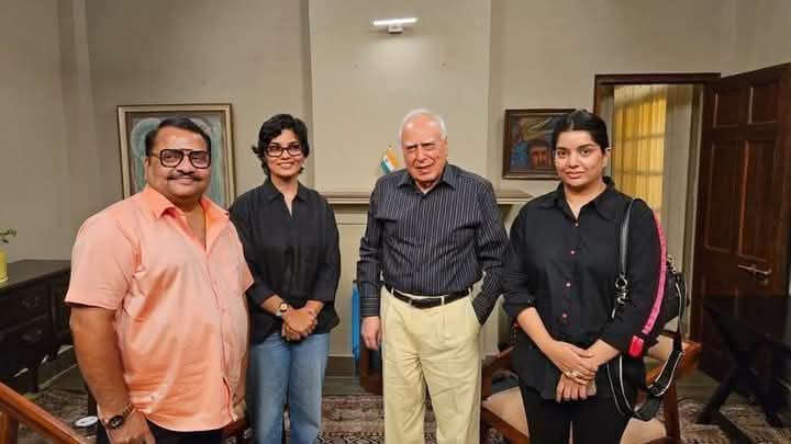 सरकारी अध्यापक कोचिंग नहीं पढ़ा सकते

सरकारी डॉक्टर क्लिनिक नहीं खोल सकते

सरकारी इंजीनियर फैक्ट्री नहीं चला सकते

कलेक्टर-कप्तान दूसरा कार्य नहीं कर सकते

वेतन भत्ता गाड़ी बंगला फ्री एयर टिकट फ्री रेल टिकट फ्री सिक्योरिटी और आजीवन पेंशन लेने वाले सांसद वकालत कैसे कर सकते हैं??