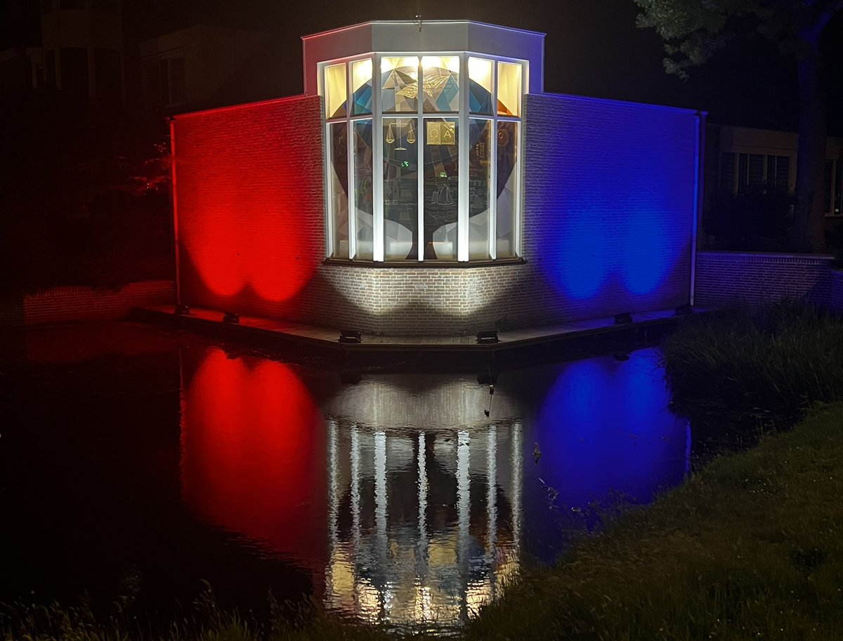 Gemeentehuis Bunschoten kleurt Rood, Wit .. en Blauw. Even dachten inwoners van Bunschoten-Spakenburg dat ‘t gemeentehuis gekleurd werd ivm ‘t kampioenschap van de lokale IJsselmeervogels, maar het gemeentehuis kleurt ‘‘s nachts #🟥 #⬜️ #🟦 ter gelegenheid van 80 jaar bevrijding.