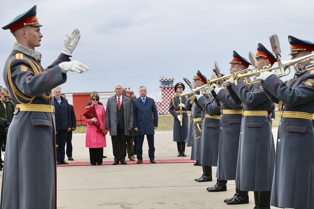 📍| Integran la delegación cubana, el canciller <a href="/BrunoRguezP/">Bruno Rodríguez P</a>; el jefe del Departamento de Relaciones Internacionales del Comité Central, <a href="/EmilioLozadaG/">Emilio Lozada García</a>; y el ministro de Comercio Exterior y la Inversión Extranjera, <a href="/polivaoscar/">Oscar Pérez-Oliva Fraga</a>.