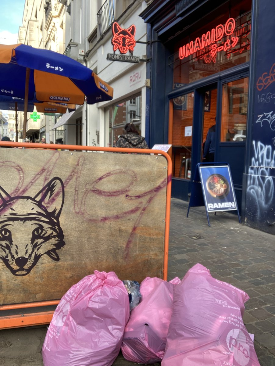 A couple of pics over the last few days and weeks which I'd like to share. Honestly, some if it was removed a few hours later thanks to major efforts by <a href="/GeoffroyKensier/">Geoffroy Kensier 🇪🇺🇧🇪</a>'s policy but I'm afraid we need more. <a href="/better_brussels/">Better Brussels</a> <a href="/Bxlsprouting/">Brussels Sprouts 🌱</a> <a href="/bruxSmellss/">BruSmells</a> <a href="/BxlFixUrGarbage/">Brussels, fix your garbage problem</a>