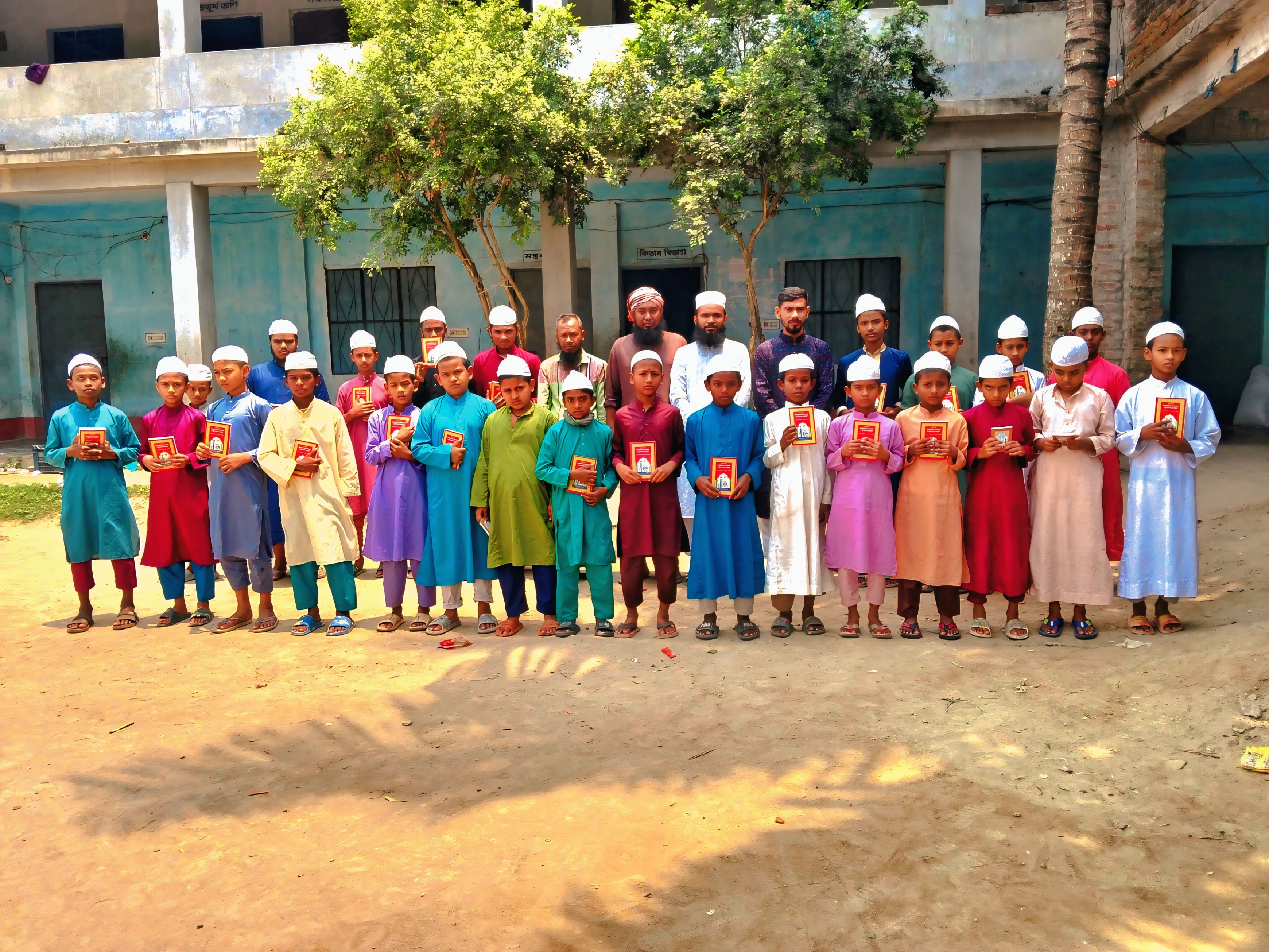 রূপসী নওগাঁর সৌজন্যে রাণীনগরে মাদ্রাসায় কিতাব বিতরণ