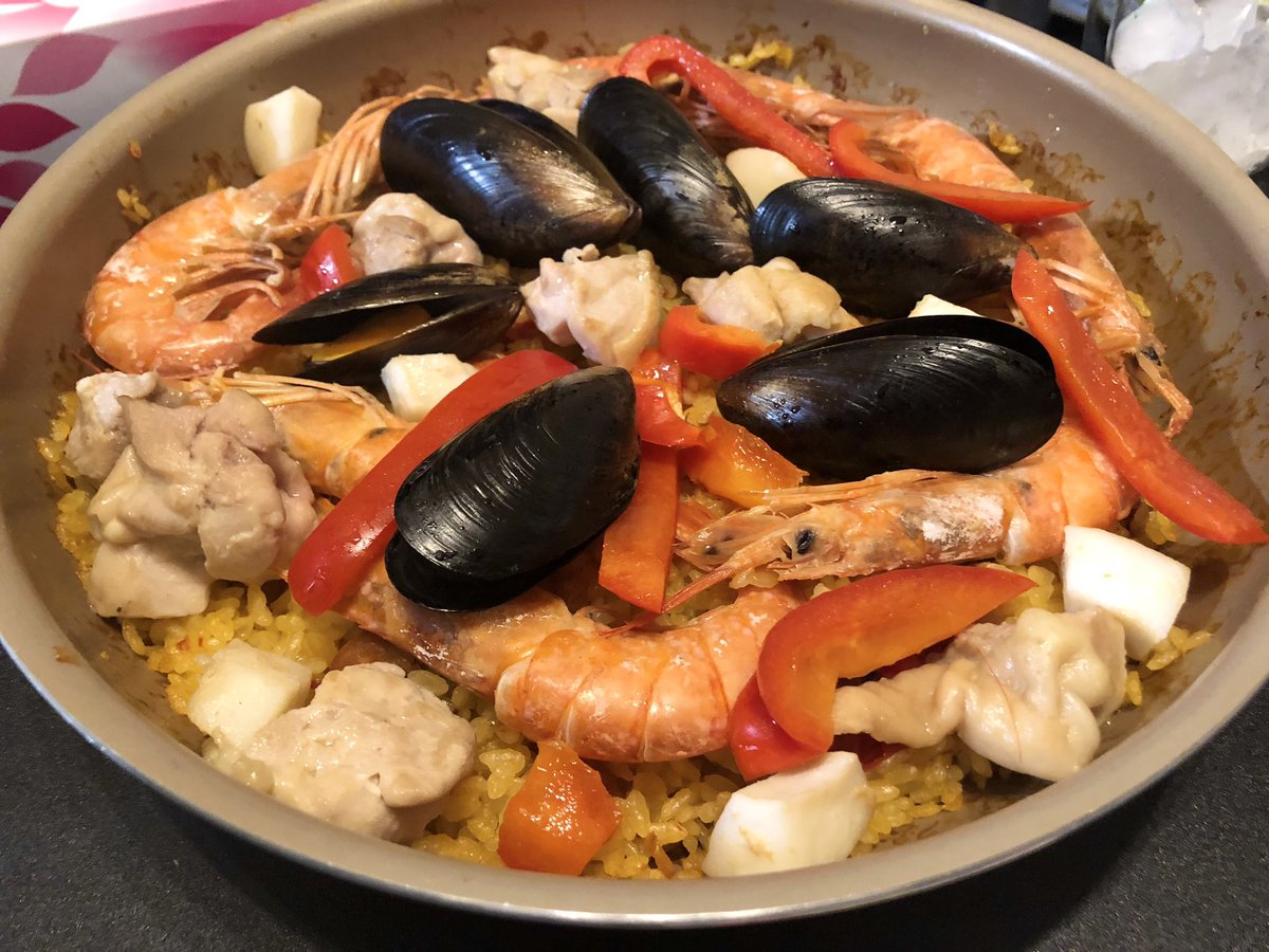 Lo_den3's tweet photo. ムール貝はパエリアと酒蒸しにして大満足
餃子も作った https://t.co/QrNp0Ls2qP
