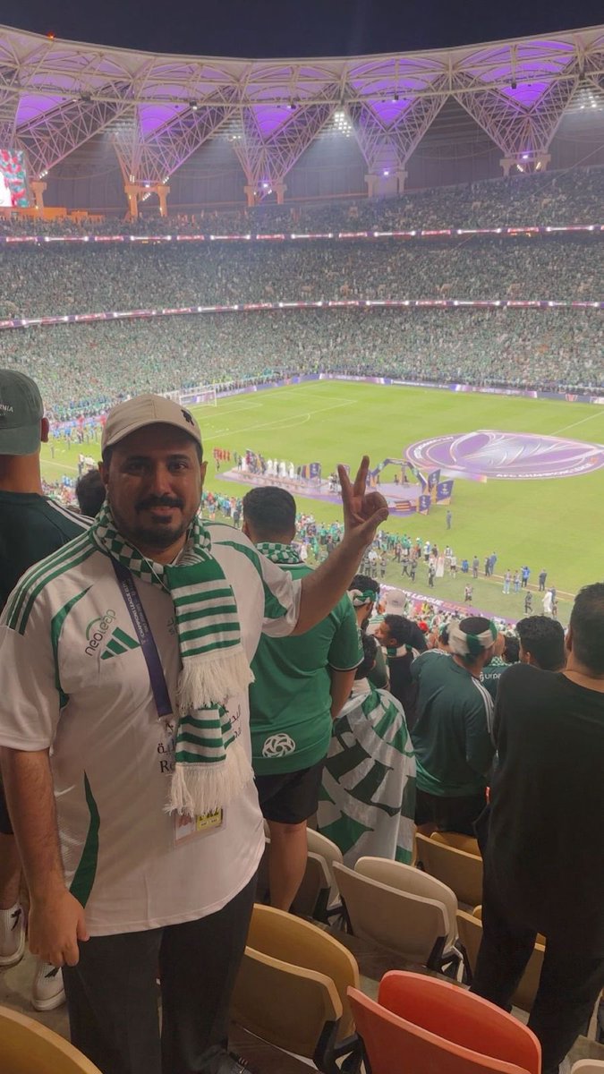 الأهلي لا يصل متاخراً.. بل حين يشاء ✌🏻💚

هنيئا للقيادة الرشيدة وللكرة السعودية عودة كبيرها باللقب القاري التاريخي الكبير جداً 

وتهنئة بحجم القارة «الخضراء» لجماهيره العظيمة التي ذادت عنه طوال تاريخه، فكان الأهلي في قلوبها ذاك الفتى الذي لم يهرم… ولا يموت.