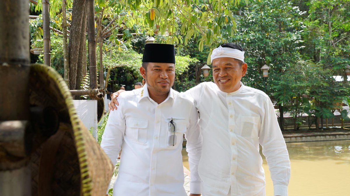 Nemenin dua sahabat yang jadi pemimpin di provinsinya masing2.

Obrolan seru dari curhat pembangunan sampai mimpi besar kolaborasi untuk kemajuan.

Kadang obrolan penting memang gak harus di ruang rapat ber-AC. 
Cukup meja kayu, camilan khas &amp; niat tulus untuk membangun negeri