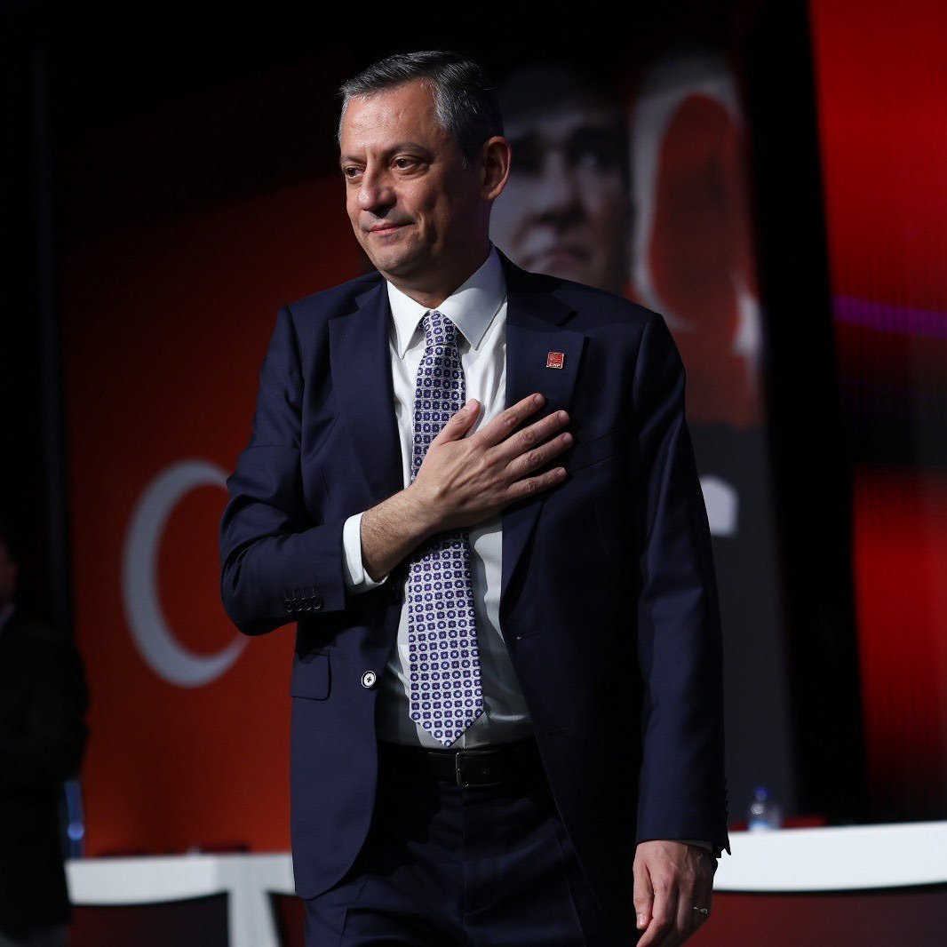 Genel Başkanımız Sayın Özgür Özel'e yapılan hain saldırıyı kınıyorum..

Öz kızlarını öldüren bir katili sokaklarda elini kolunu sallayarak gezdiren, ülkemizin geleceği gençlerimizi sadece Anayasal haklarını kullandıkları için hala içeride tutan zihniyeti de kınıyor mücadeleyi