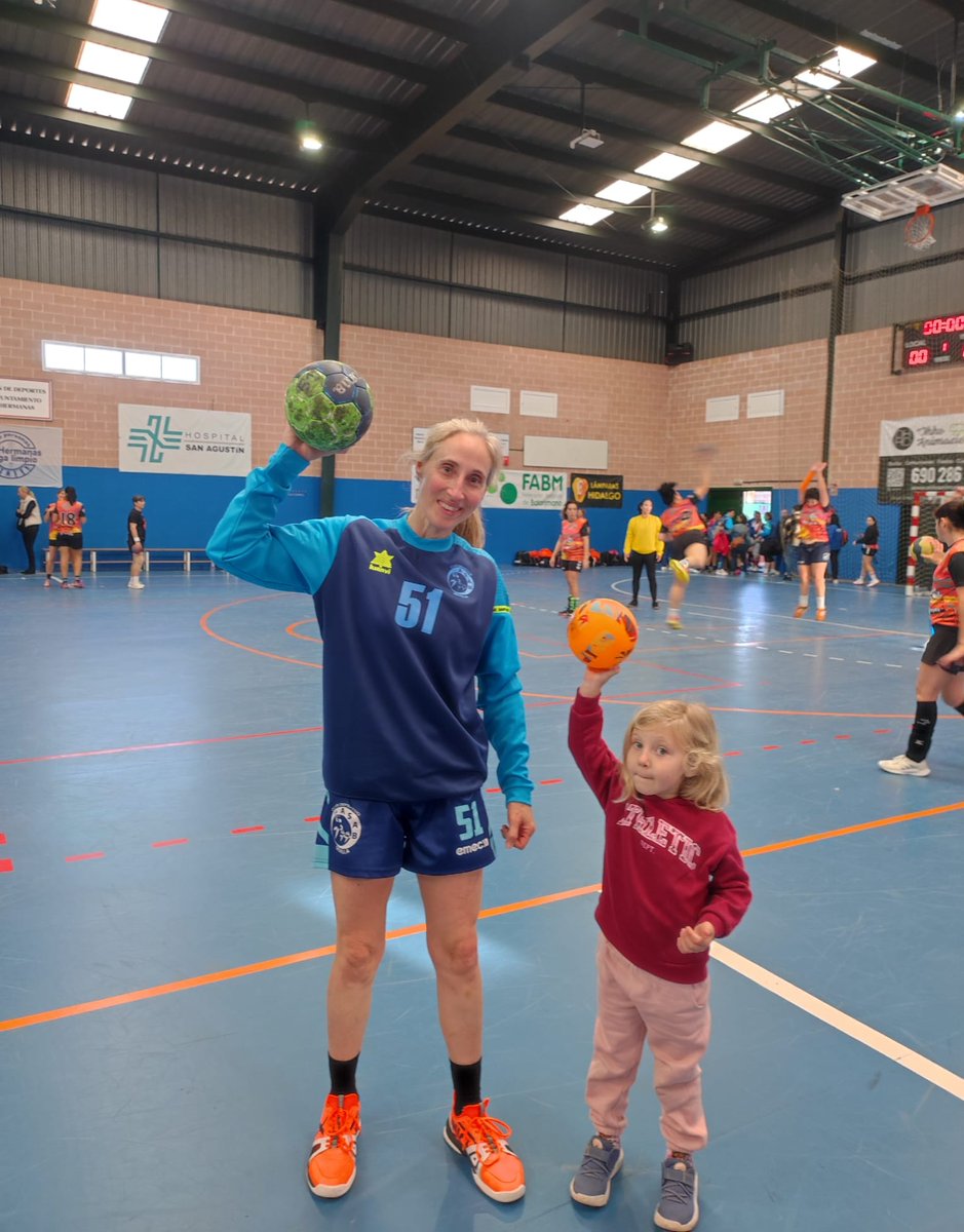 📸 "Yo quiero como mami" 🥹🤾‍♀️

Finalizamos esta conmemoración del #DíadelaMadre 🫂 con <a href="/delegaciondese1/">FABM_Sevilla</a> y esta foto de Jessica Pino y su hija Alma, que ya empieza a dar sus primeros pasos con el balón 😍🫶

👩‍👧 Nuestra mami protagonista, Jésica, sigue al pie del cañón. Se inició