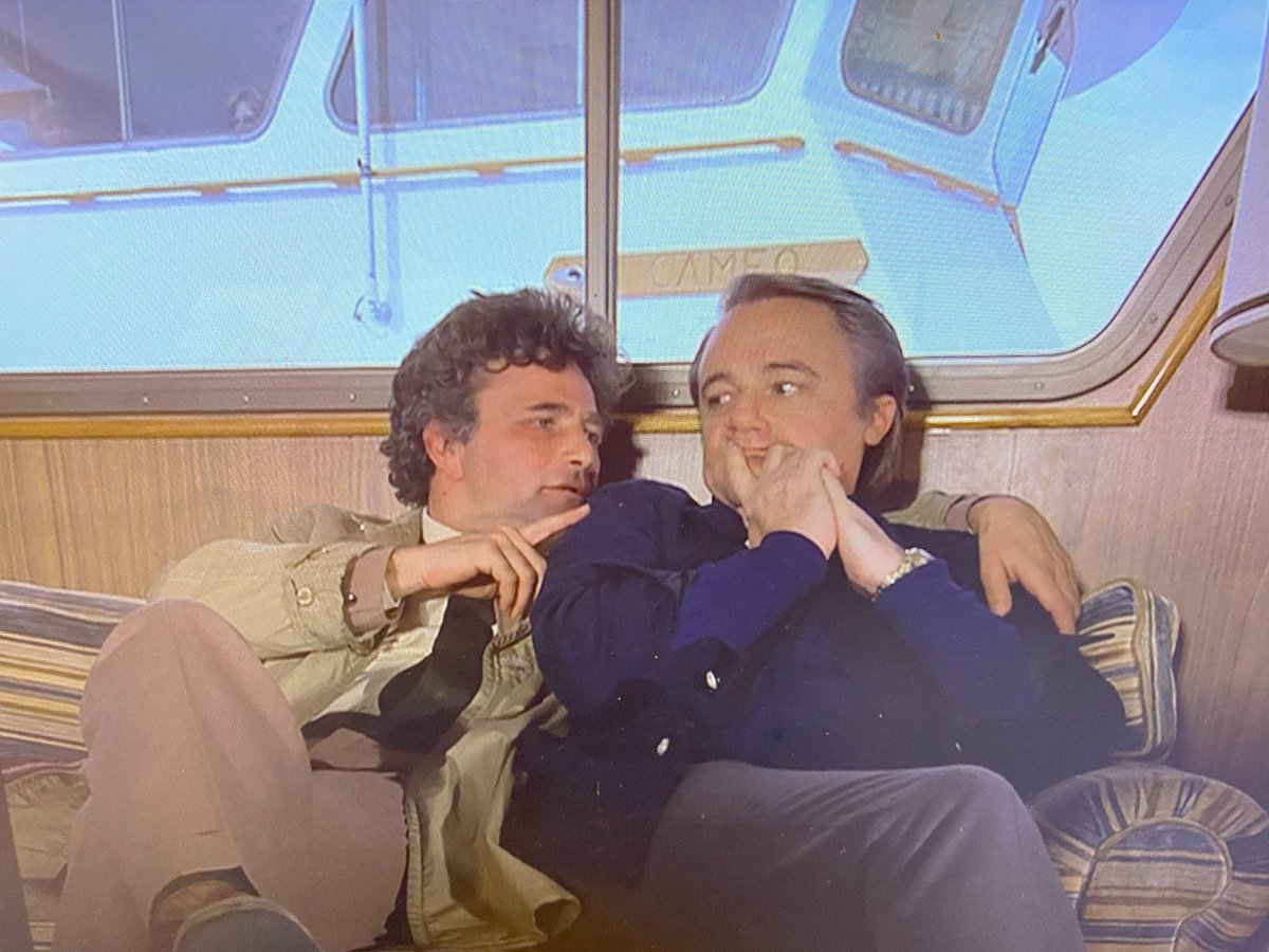 Une scène qui m'a fait pleurer de rire dans #Columbo "La montre témoin" entre #PeterFalk et #RobertVaughn:
 entre un latin et un "nordique" ;-)
sous la direction de #PeterMcGoohan