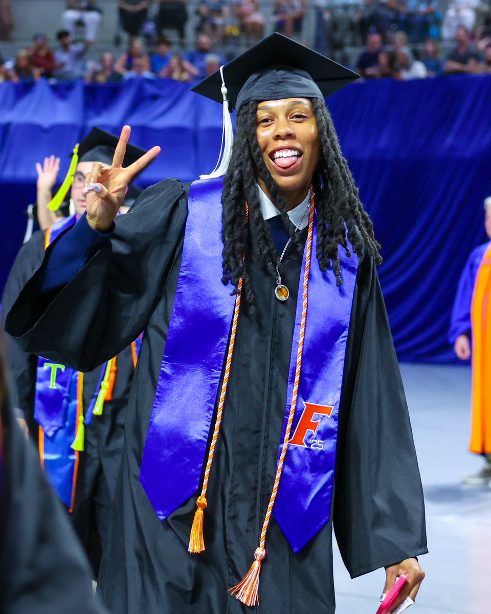 peace signs up for the grad ✌️🎓

congratulations, <a href="/jeriahhhh/">jeriahh🏁</a> !!