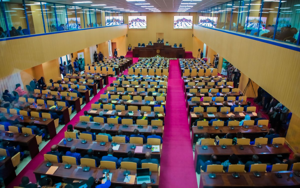 assnatTogo's tweet photo. Réuni en Congrès, ce samedi 3 mai 2025, sous la présidence de SEM @kodjo_adedze, le Parlement a élu SEM Jean-Lucien Kwassi Savi de Tové, premier Président de la République de la Ve République.
https://t.co/VmKXnaPpwE https://t.co/eMCCANwCHd