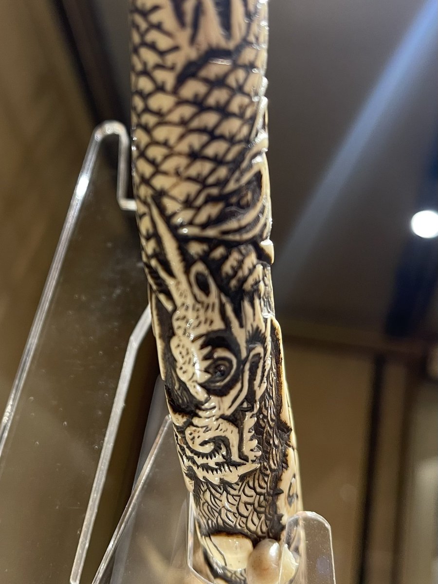 こちらの2点は鹿角で作られています。 根付は18世紀、剣は18世紀後半