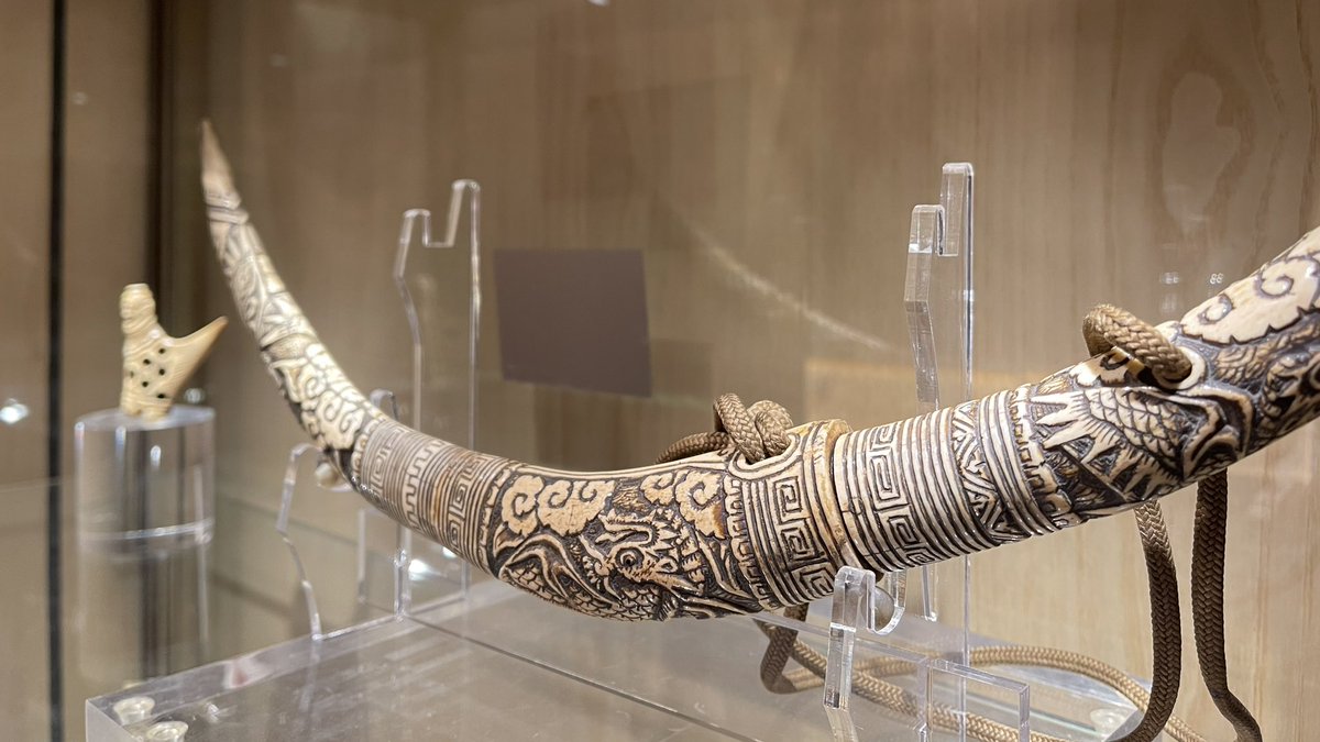 こちらの2点は鹿角で作られています。 根付は18世紀、剣は18世紀後半