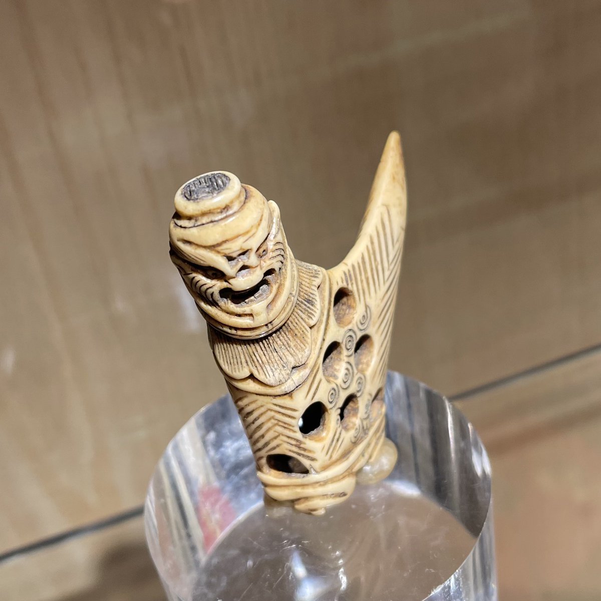 こちらの2点は鹿角で作られています。 根付は18世紀、剣は18世紀後半