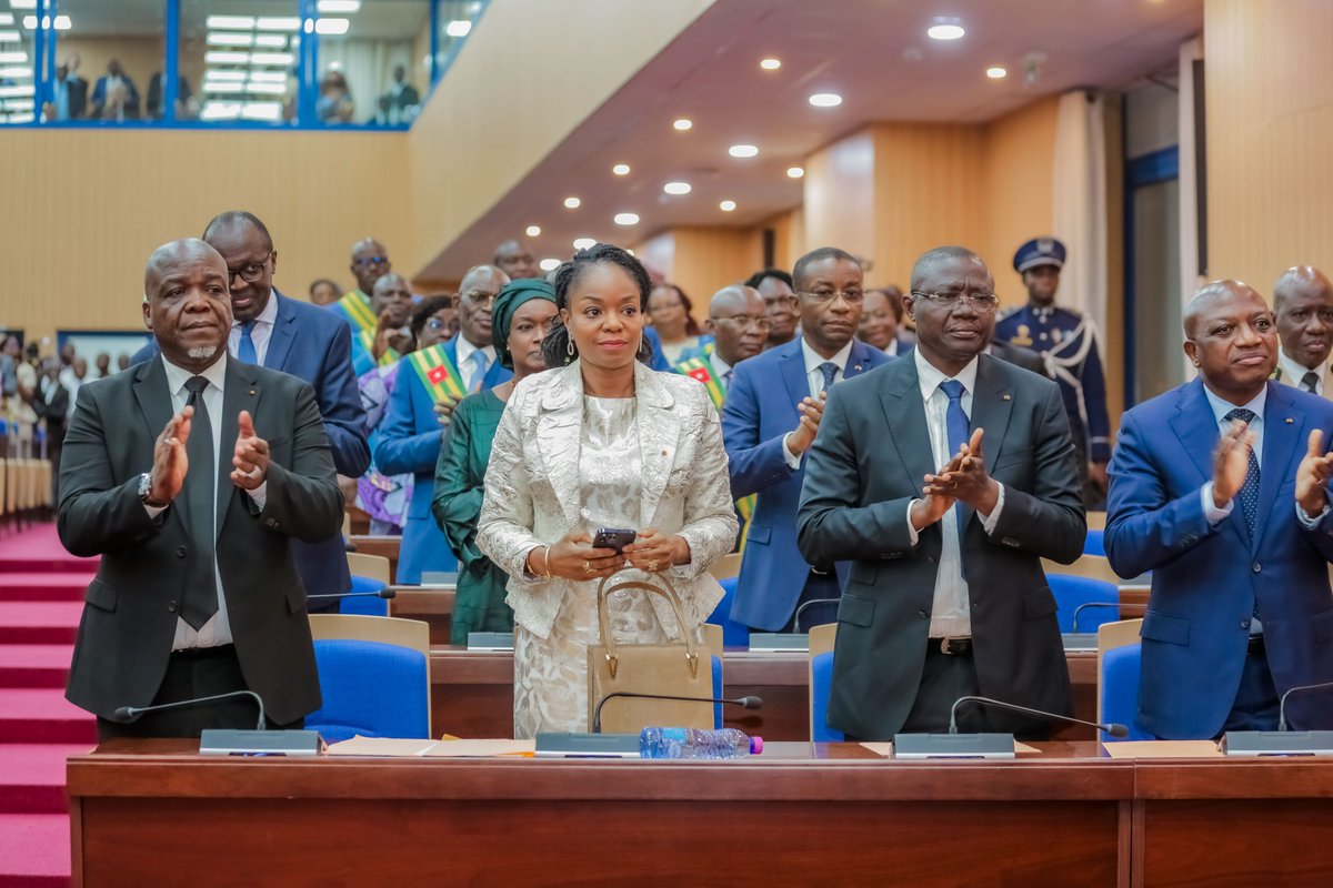 assnatTogo's tweet photo. Devant le Congrès, le Président élu, SEM Jean-Lucien Kwassi Savi de Tové, a prêté serment avec solennité.
Ce moment fort marque l’ancrage du Togo dans un régime parlementaire moderne, garant des valeurs démocratiques et de l’État de droit.
#VeRépublique📷
#ParlementEnCongrès https://t.co/WdtRlY0KlL