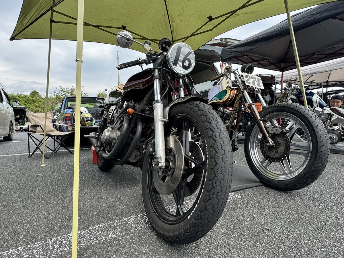yamaguchi3153's tweet photo. JD-STER
47歳直前にして人生初ドラッグレース!
バーンナウトを覚えた!
めちゃくちゃ楽しかったが、
だいぶヘロヘロスタートだなあ…。
これはまた遊びに行く!
練習したい!
#KLAMPSTUDIO
#sculptor
#原型
#原型師
#GS550
#GS550E
#caferacer
#カフェレーサー
#jdsterドラッグレース https://t.co/Q4yvHdVc4c