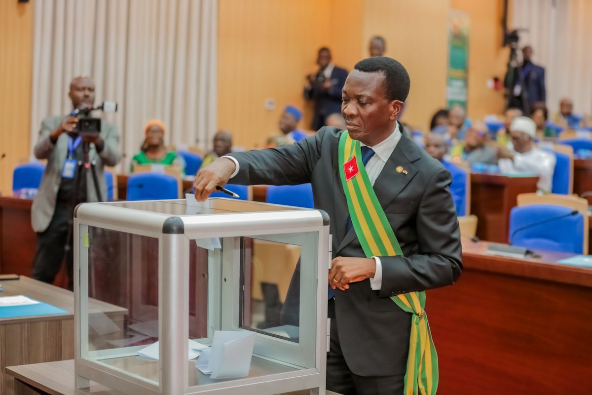 assnatTogo's tweet photo. Réuni en Congrès, ce samedi 3 mai 2025, sous la présidence de SEM @kodjo_adedze, le Parlement a élu SEM Jean-Lucien Kwassi Savi de Tové, premier Président de la République de la Ve République.
https://t.co/VmKXnaPpwE https://t.co/eMCCANwCHd