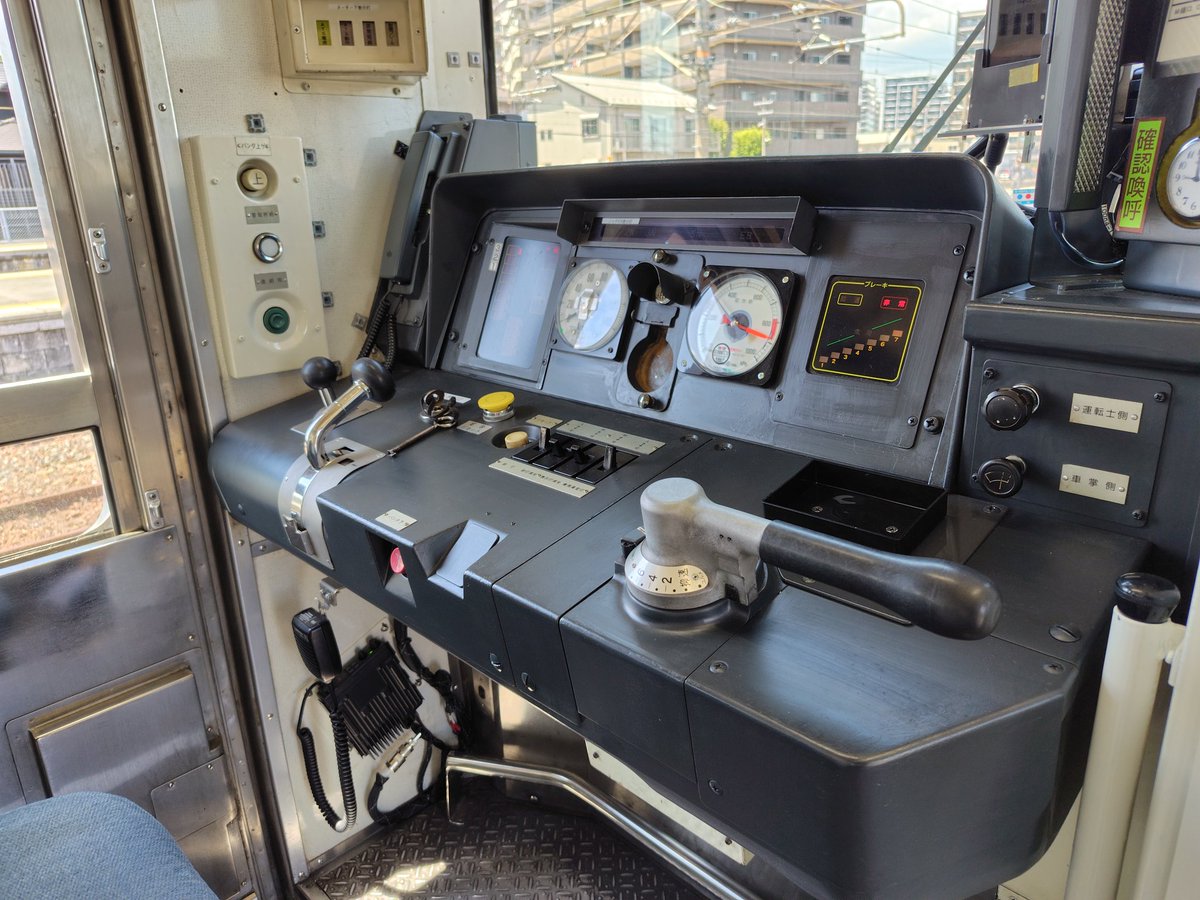 三岐鉄道5000系、運転台と車内。 運転台は211系だった頃と変わりがない