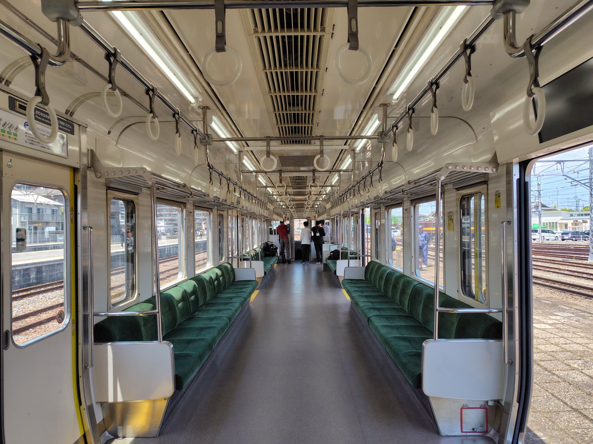 三岐鉄道5000系、運転台と車内。 運転台は211系だった頃と変わりがない