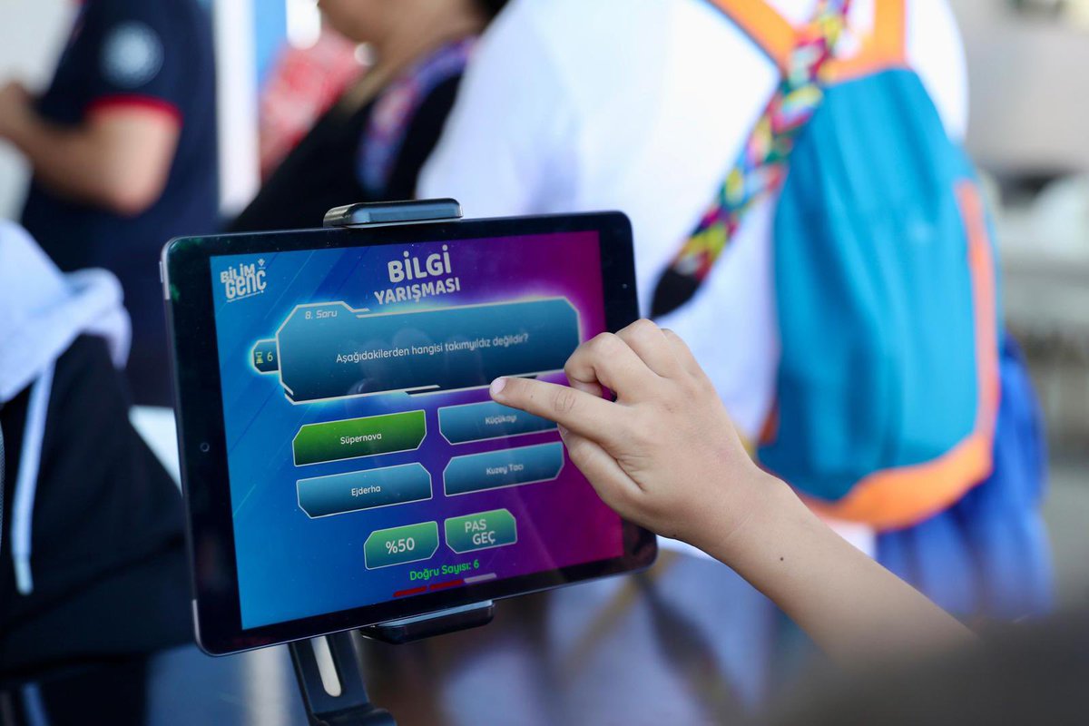 👧👦 Bir çocuk gelsin; 
bilim ve teknolojiye dokunsun! 😍

TEKNOFEST KKTC'nin 4⃣. gününde, birbirinden renkli ve öğretici atölye ve etkinliklerimizle ziyaretçilerimizi ağırlıyoruz. 🚀

📌 <a href="/teknofest/">TEKNOFEST</a>