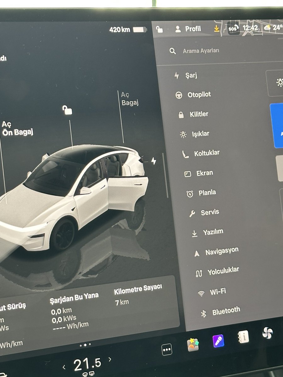 Şu tavanın tamamen cam olması inanılmaz bir ambiyans katıyor. Malzeme kalitesi yüksek geldi. Bir Passat değil ama alınır .d #TeslaModelY