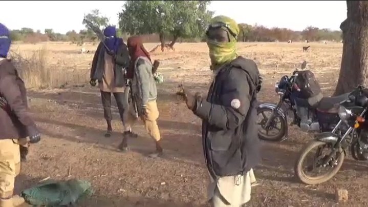Intelligency225's tweet photo. #BurkinaFaso 🇧🇫 | Écoutez le dialecte #Mooré de l'élément terroriste au turban vert à 00:21s et 2:57s. De souche enracinée, il peine à masquer son accent pure #Mossi... 

Ce visage local du terrorisme a été repéré sur plusieurs théâtres d'opérations – Lien https://t.co/Xdk7T5jRlk https://t.co/FRVeDZrP6b