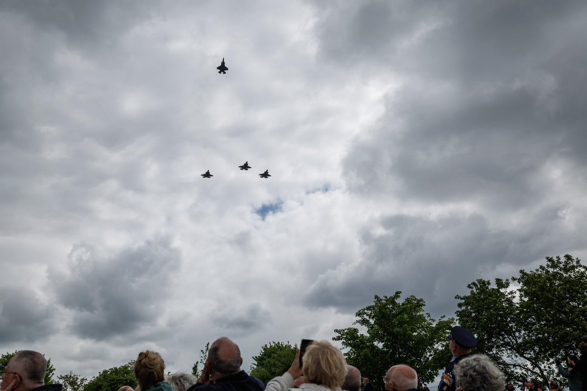 Bij de luchtmachtherdenking in Soesterberg herdenken we hen die vlogen, vochten en vielen.

Zij vochten voor mensen die ze nooit zouden ontmoeten, voor een toekomst die ze zelf niet zouden meemaken.

Laten we hun namen noemen, hun verhalen vertellen, en onze vrijheid koesteren.