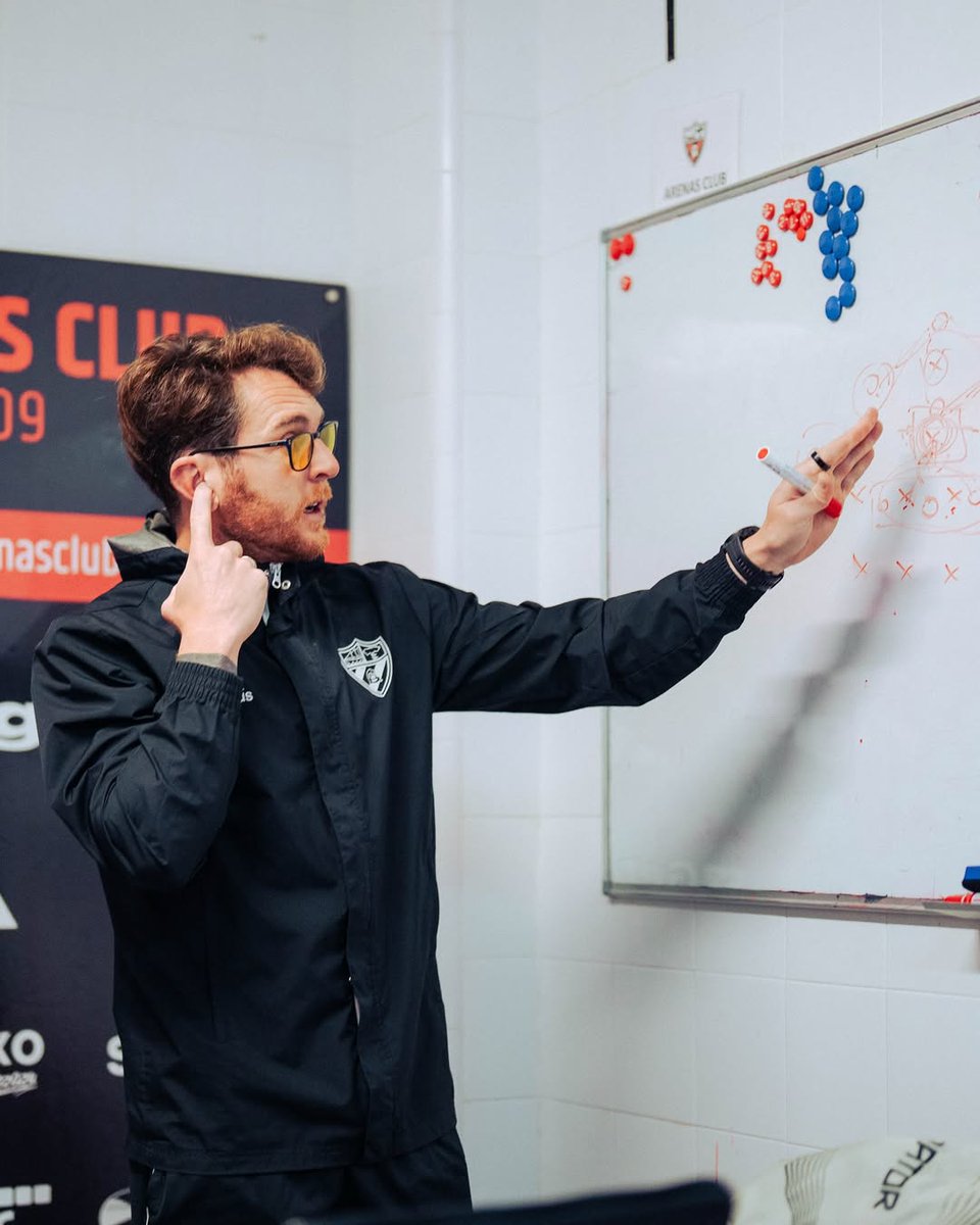 El Arenas de Getxo vuelve a Primera RFEF jugando a un fútbol que hace décadas no se veía en Gobela. 

Equipo de autor el de Ibai Gómez, que vive en campo rival, presiona y es muy directo. Ha bordado su primera experiencia en un club senior y lo mejor está todavía por llegar.