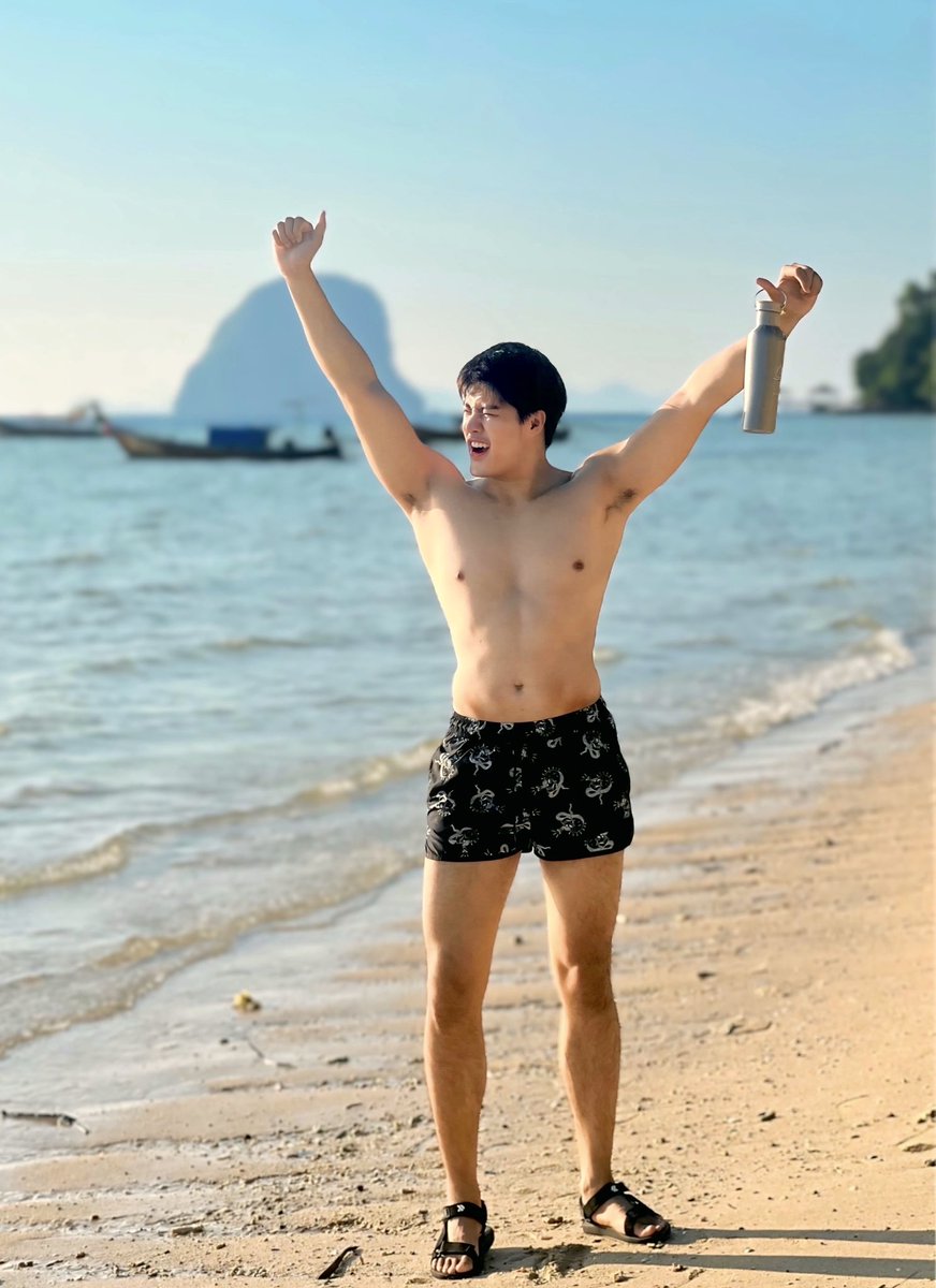 ร้อนเนอะ...แต่รักนะ ฮี้ ววๆๆ ฮ่าๆๆ 😂🤣❤️🔥🌊🌴
.
#ติดเกาะ #ร้อน #แดดมันแรง ☀️🤪🌊🌈💖