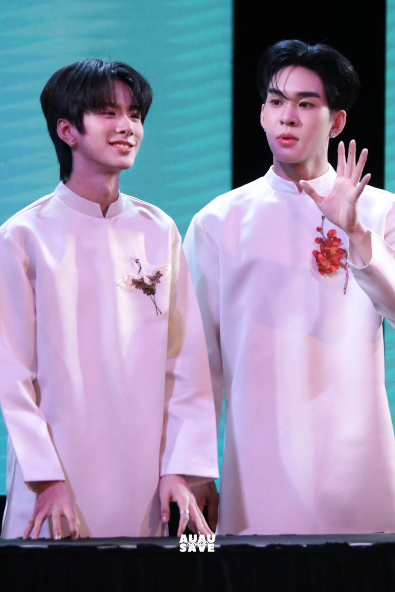 AuauSaveHouseTH's tweet photo. สองแสบในชุดเวียดนามมม ลุคนี้เป็นยังไงกันบ้างฮะะะะ 🥰✨️

AUAUSAVE 1ST FM IN VIETNAM
#TMKAAS1stFMinVietnam
#AuauSave #อู่อู๋เซฟ 
#auautnp #savewrg https://t.co/DSk96IaQen