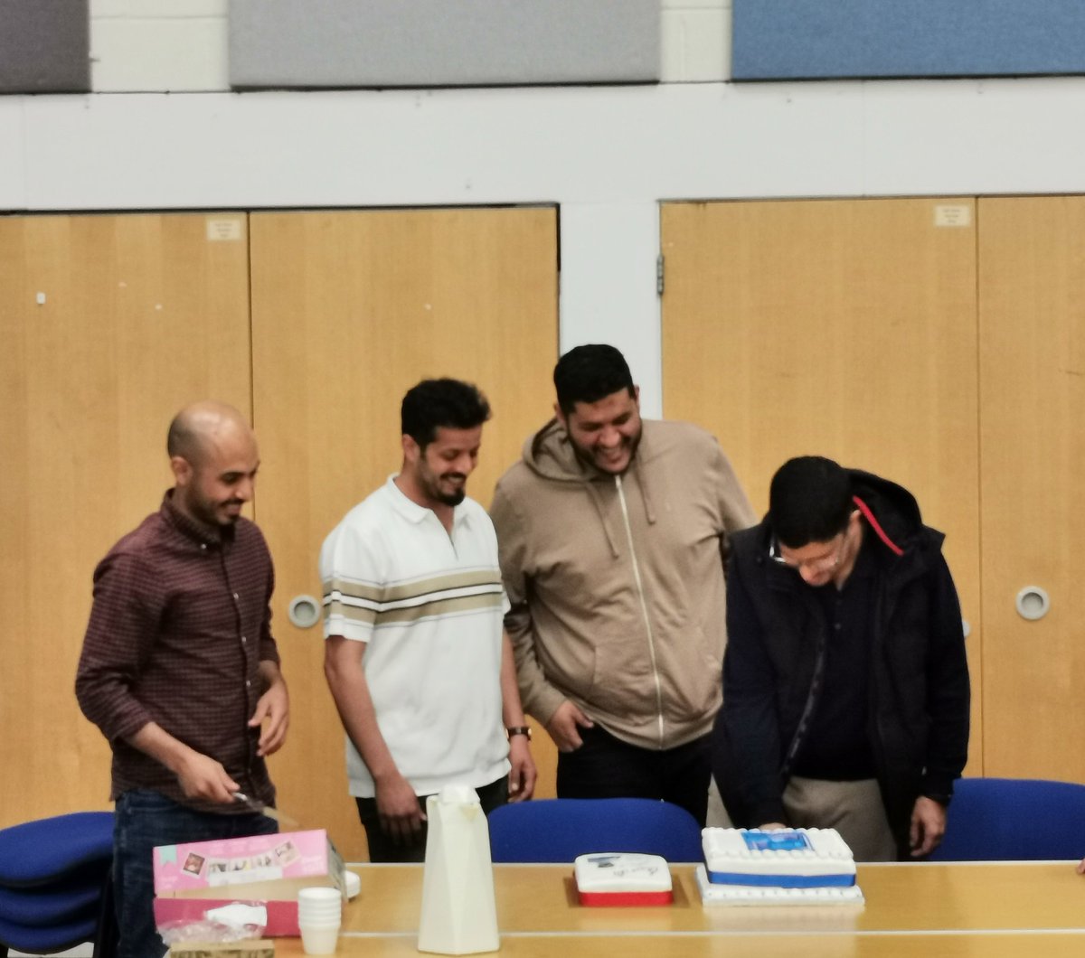 saudiclubdundee's tweet image. أقام النادي السعودي في #دندي..
الاجتماع الدوري الذي تخلله وجبة العشاء..
و تم تكريم و الاحتفاء بالدكتور نادر الحربي  بمناسبة اجتياز مناقشة الدكتوراه من قِبل اهل دندي..