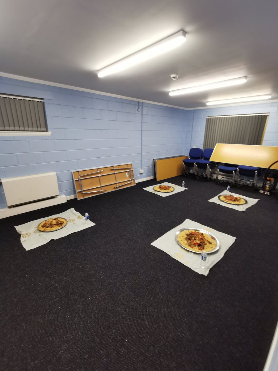 saudiclubdundee's tweet image. أقام النادي السعودي في #دندي..
الاجتماع الدوري الذي تخلله وجبة العشاء..
و تم تكريم و الاحتفاء بالدكتور نادر الحربي  بمناسبة اجتياز مناقشة الدكتوراه من قِبل اهل دندي..