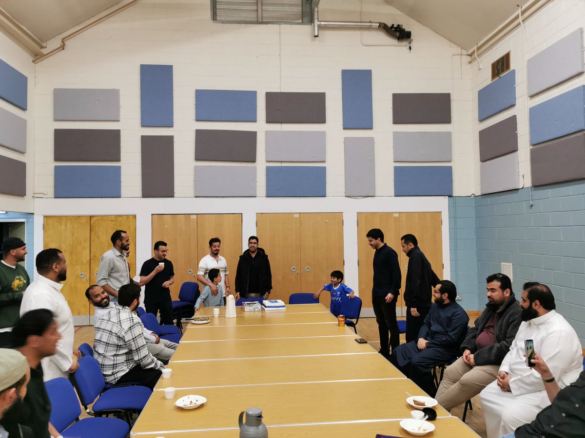 saudiclubdundee's tweet image. أقام النادي السعودي في #دندي..
الاجتماع الدوري الذي تخلله وجبة العشاء..
و تم تكريم و الاحتفاء بالدكتور نادر الحربي  بمناسبة اجتياز مناقشة الدكتوراه من قِبل اهل دندي..