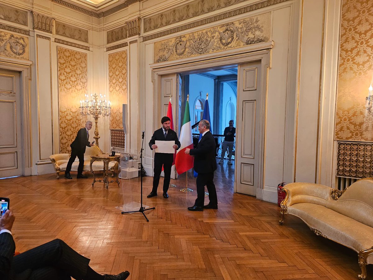📍A Istanbul, l’Ambasciatore <a href="/margiodi/">Giorgio Marrapodi</a> ha conferito l’onorificenza di Ufficiale dell’Ordine della Stella d’Italia a <a href="/TemponiMarco/">Marco Temponi</a> per il suo straordinario impegno imprenditoriale in Turchia a sostegno dell’eccellenza del marchio italiano🇮🇹🇹🇷. 
Congratulazioni! 👏🏻🎖️🇮🇹