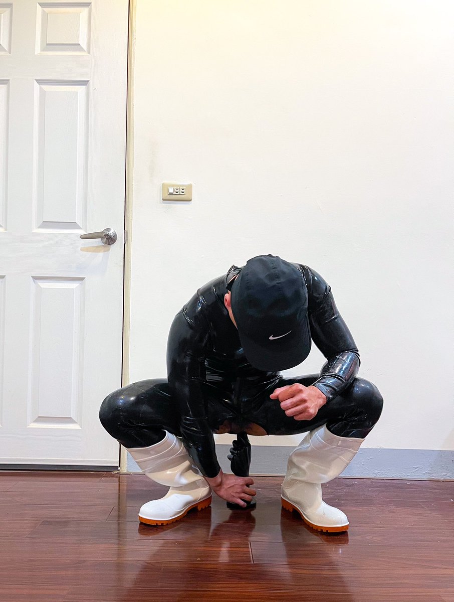 真是久違的膠星人。

（很久沒有自己玩玩具了，自己玩真的超級累，還是肉做的拳頭比較爽，只能用手忙腳亂來形容）

#rubberboots #fisting