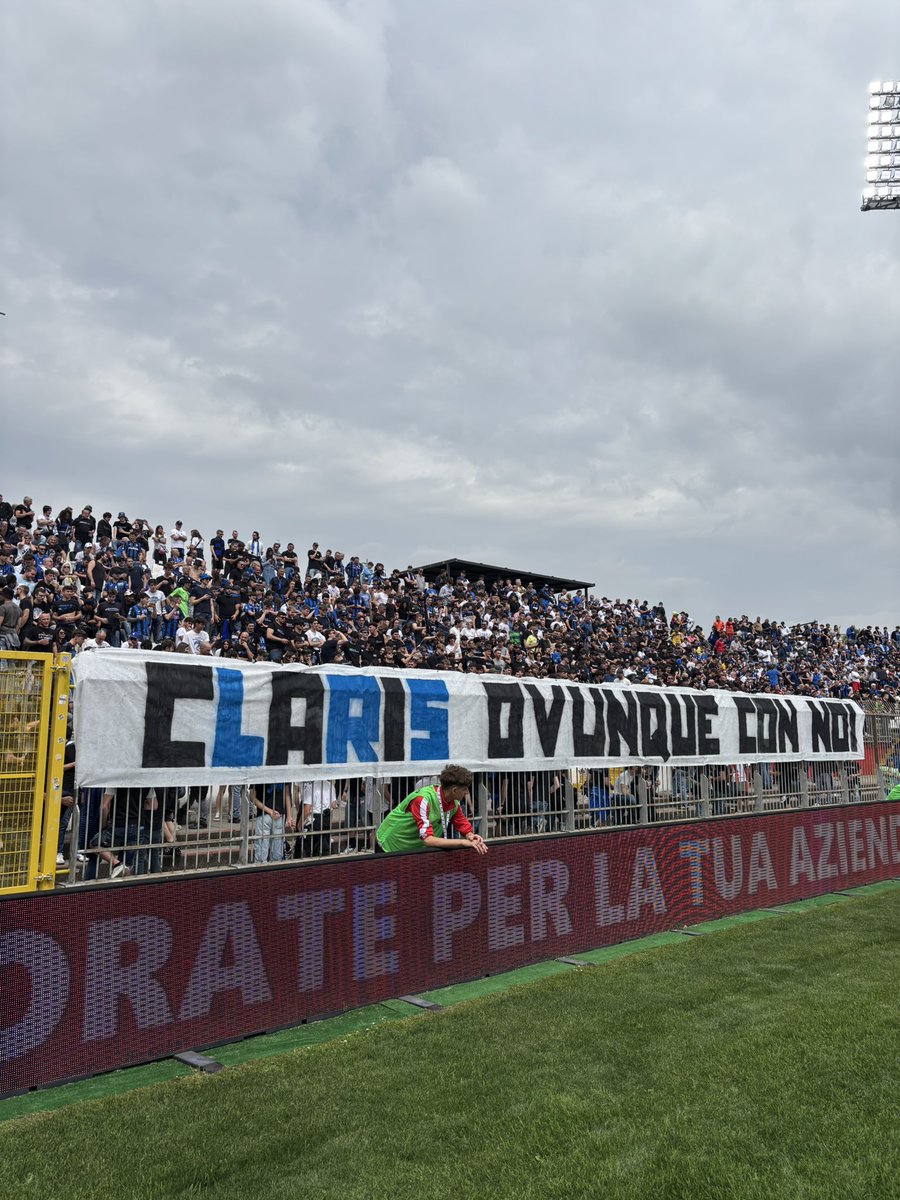 Lo striscione dei tifosi dell’Atalanta per il ragazzo di 26 anni accoltellato questa notte a Bergamo. #atalanta