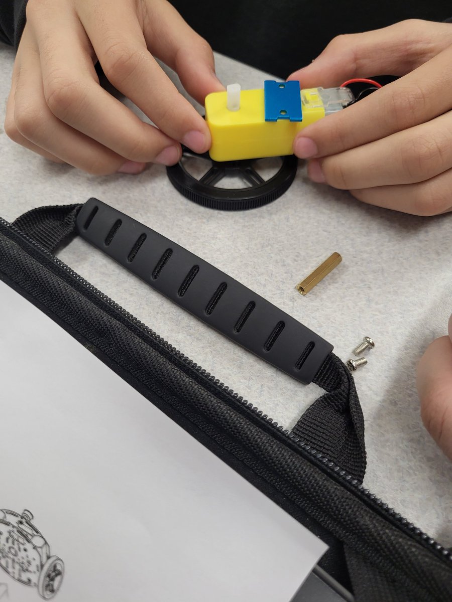 IsabelTech2012's tweet image. In our #STEM #Lab, my #students design circuits before building their #engineering prototypes. They practice their coding skills to create real-world application projects. From cars with DC motors to LCDs showing #data from DHT22 sensors that make a digital thermometer. #Tech #CS