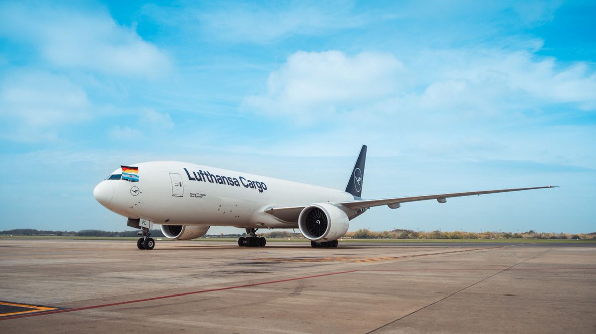 Lufthansa ha bautizado como ¡Hola Argentina! su último Boeing 777F. El avión, que vuela para la división Lufthansa Cargo, lleva la matrícula D-ALFL y fue entregado en julio del año pasado, siendo el duodécimo avión de este tipo que vuela la compañía. La aerolínea recalca así las