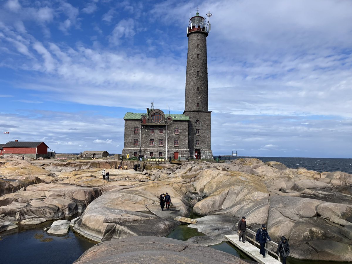 Bengtskärin majakka on vaikuttava, keväinen saaristoluonto ylivertainen🤩. #veneretki #bengtskär #haahkat
