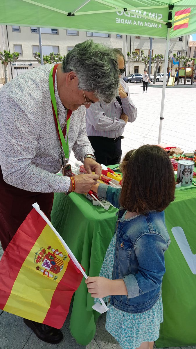 VoxNavarra's tweet image. 🟢 ¡Jornada de éxito en nuestra mesa informativa en #Castejón!

➡️ Los navarros quieren soluciones frente a la inmigración ilegal y delincuencia. Nos lo trasladan en cada municipio, en cada mesa

🇪🇸 Muy pronto, tendremos un acto con los afiliados en #Castejón