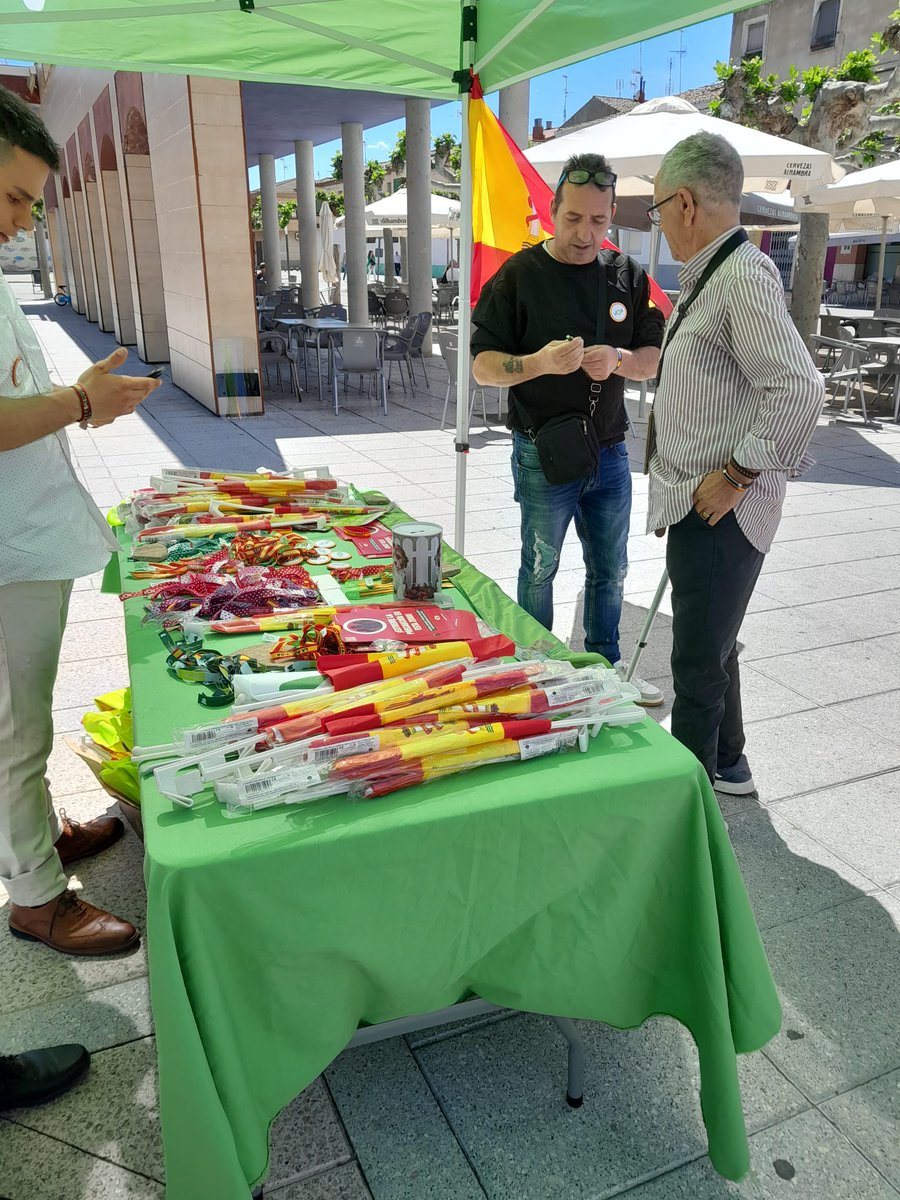 VoxNavarra's tweet image. 🟢 ¡Jornada de éxito en nuestra mesa informativa en #Castejón!

➡️ Los navarros quieren soluciones frente a la inmigración ilegal y delincuencia. Nos lo trasladan en cada municipio, en cada mesa

🇪🇸 Muy pronto, tendremos un acto con los afiliados en #Castejón