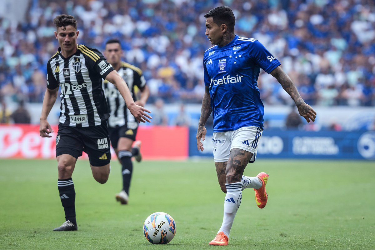 futebol_info's tweet image. Dudu vai usar a camisa 77 no Atlético-MG. O atacante cogitou a usar o número 92 (em provocação pelo 9x2), mas a diretoria do Galo vetou a ideia para manter uma postura diplomática com o Cruzeiro.

🗞 @CentralDoCAM 
📸 Gustavo Aleixo/CEC