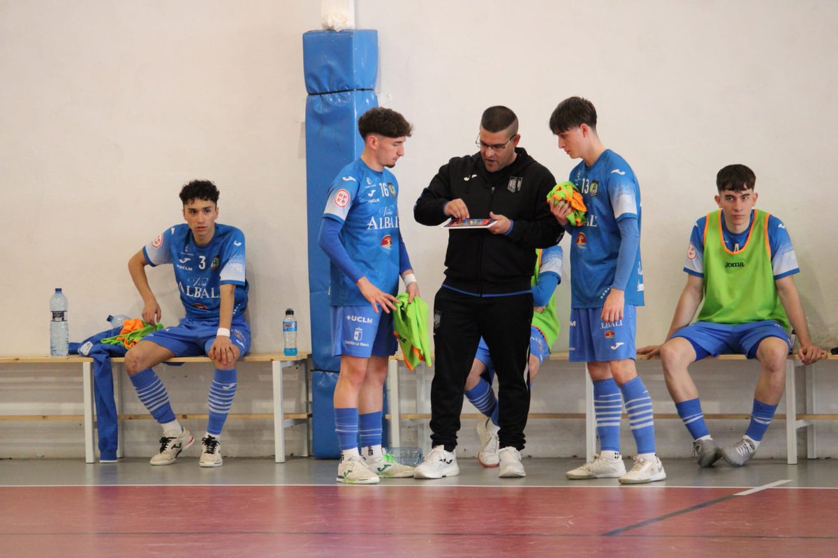 Victor17VFS's tweet photo. Acabamos una gran temporada en Tercera División de la mejor manera posible.
Gran victoria por 1-5 en Socuéllamos para acabar con 3 consecutivas y en cuarta posición con una progresión espectacular.

Enhorabuena a todos mis niños por esta temporada 🙌💙

➡️ https://t.co/7FqHcK3qRg https://t.co/0FIcOTambO