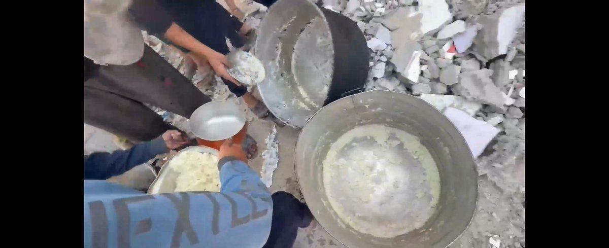 VolkanOkcuoglu's tweet image. Küçük bir ailenin bir süre idare edebilecek kumanya maliyeti maalesef 250 dolar bandını buldu...

Bunu biz de daha fazla finanse edemeyiz inanılmaz rakamlar ile uğraşıyorum şu anda...

Mevcut durumda kumanya dağıtımını kesip tamamen aş evlerine yönelmek zorunda kalacağız ki bu da…