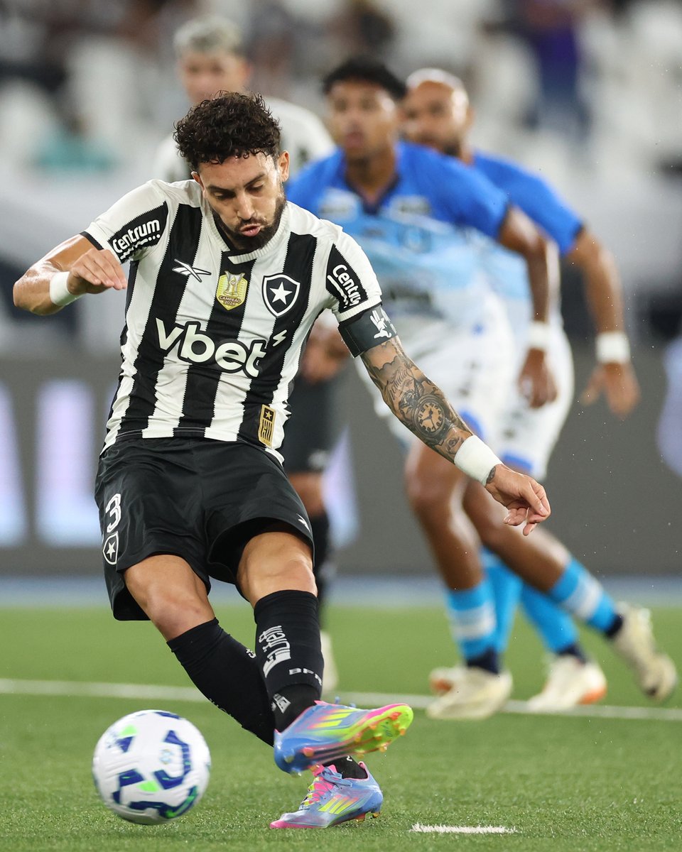 CopaDoBrasilCBF's tweet photo. Sinais? 👀🔥
Alex Telles na #CopaBetanoDoBrasil 🤝 @LibertadoresBR ⚫️⚪️
📷Vitor Silva/ Botafogo FR
#Botafogo #CapitalDF https://t.co/IgfB3QbUMJ