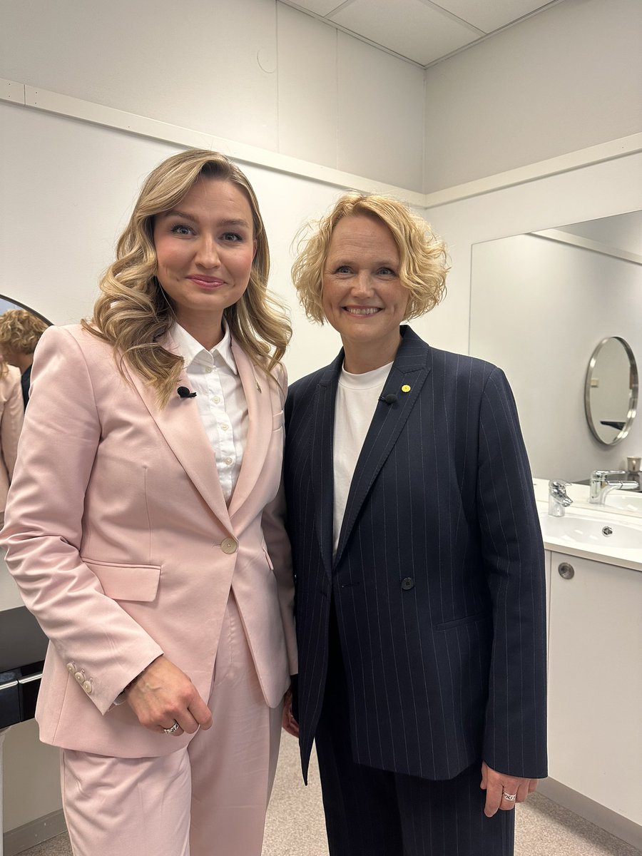 Ebba Busch (@buschebba) on Twitter photo Varmt välkommen <a href="/annakarin_hatt/">Anna-Karin Hatt</a> till gänget av partiledare! Jag önskar dig stort lycka till i din första partiledardebatt ikväll. Varmt välkommen <a href="/annakarin_hatt/">Anna-Karin Hatt</a> till gänget av partiledare! Jag önskar dig stort lycka till i din första partiledardebatt ikväll.