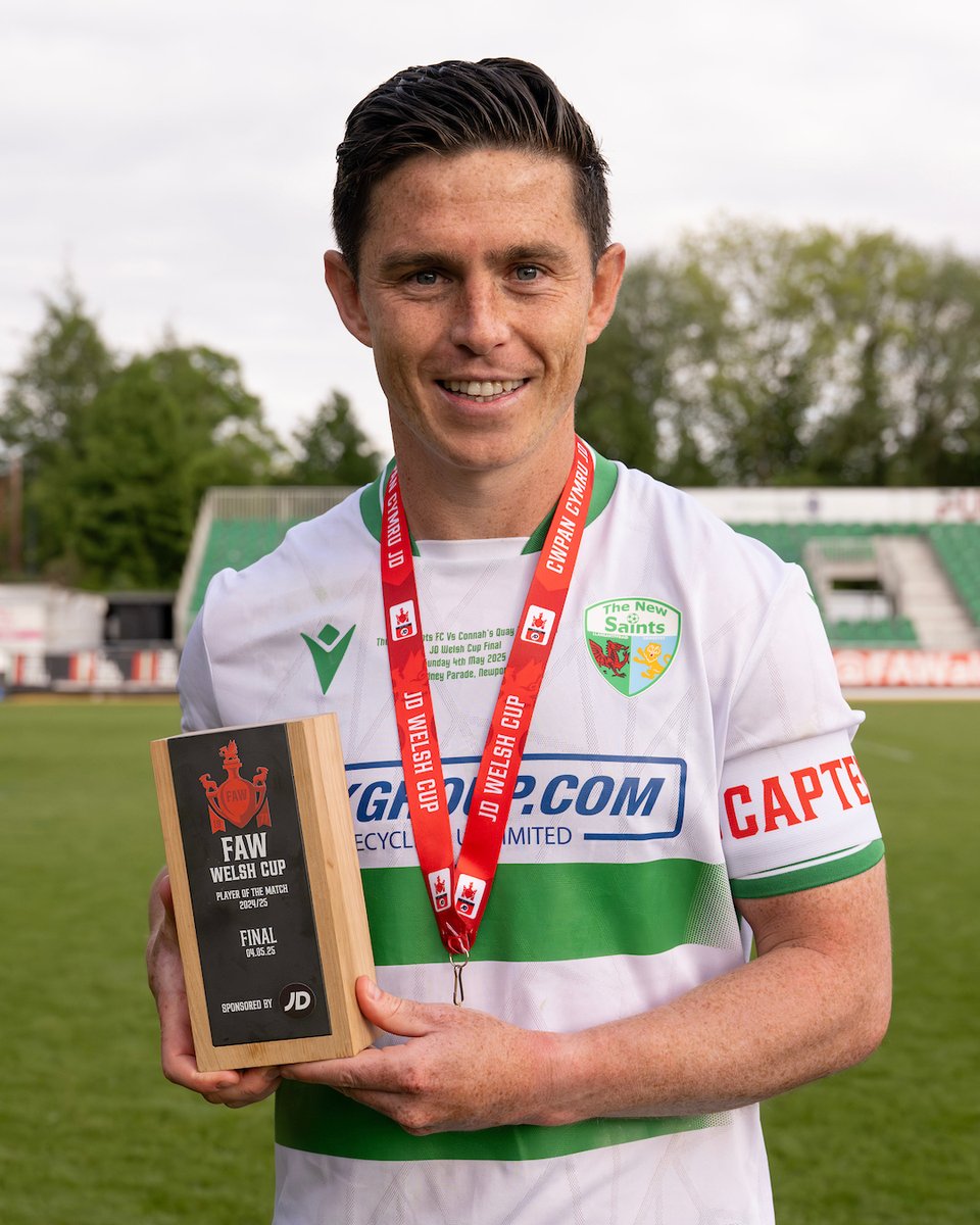 FAWales's tweet image. Captaining his side to another trophy 🫡

Seren y Gêm, Danny Redmond 🌟

@tnsfc | #JDWelshCup