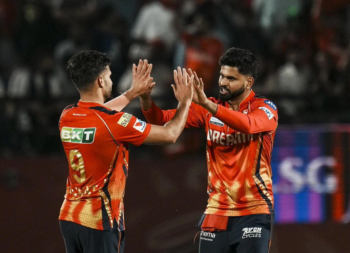 timesofindia's tweet image. #CricketWithTOI | #PrabhsimranSingh, #ArshdeepSingh shine as #PunjabKings beat #LucknowSuperGiants by 37 runs in #Dharamsala

Highlights 🔗 toi.in/lnSeAa

#IPL2025 #PBKSvsLSG #LSGvsPBKS #cricket